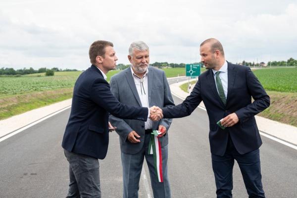 Menczer Tamás képviselő, Székely László polgármester és Nagy Bálint államtitkár