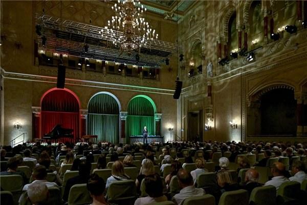 Csák János kulturális és innovációs miniszter beszédet mond a Pesti Vigadó dísztermében, fotó: MTI